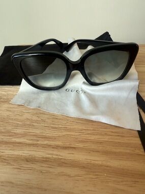 Authentic Gucci Sunglasses with Original Case and Cloth